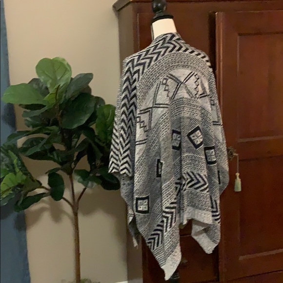 NWT The Jetset Diaries Standard Knit Poncho - OS - Picture 7 of 11